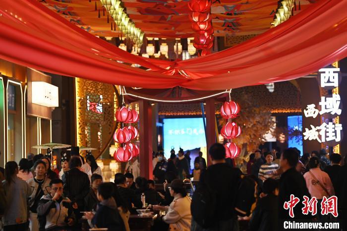 圖為街區(qū)現(xiàn)場(chǎng)游客絡(luò)繹不絕。李亞龍 攝</p><p>