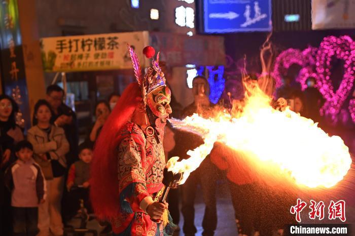 圖為工作人員進(jìn)行雜耍表演。李亞龍 攝</p><p>