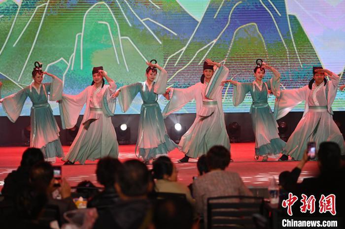 圖為工作人員進(jìn)行舞蹈表演。李亞龍 攝