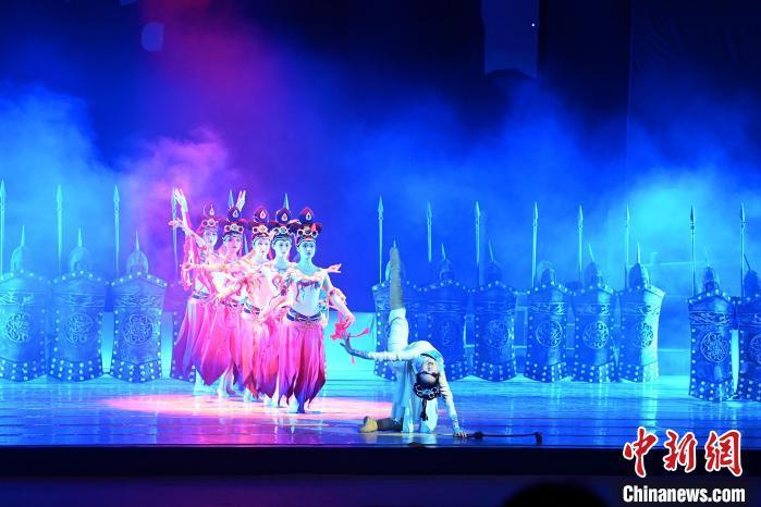 2023年2月18日，蘭州歌舞劇院創(chuàng)排的大型舞劇《大夢(mèng)敦煌》?！　【琶赖┰?攝