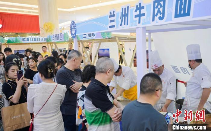 5月11日，“醉美玉如意·感恩幫扶情”甘肅(天津)文創(chuàng)非遺市集和特色美食展示活動(dòng)在天津舉行。(天津市文旅局供圖)