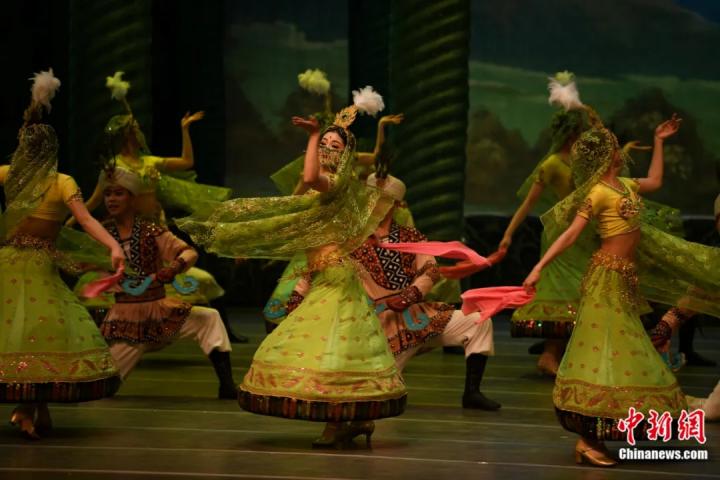 2024年2月23日晚，中國(guó)經(jīng)典舞劇《絲路花雨》在甘肅蘭州演出恭賀新春。李亞龍 攝