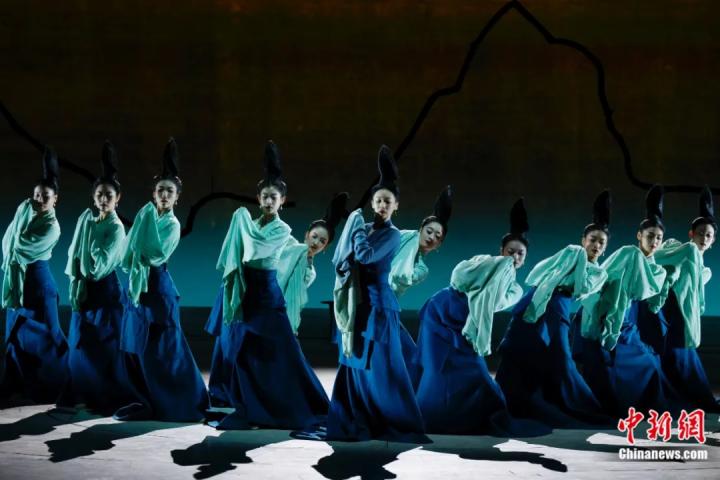 2024年2月29日晚，舞蹈詩(shī)劇《只此青綠》在北京上演，多國(guó)駐華使節(jié)和國(guó)際組織代表前來(lái)觀賞。韓海丹 攝