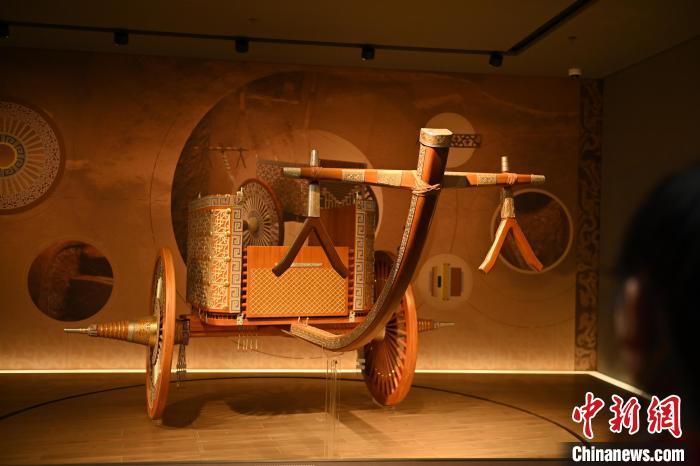 甘肅張家川縣馬家塬車輿博物館內(nèi)展陳的等比例復原戰(zhàn)國西戎車輿 中新社記者 李亞龍 攝