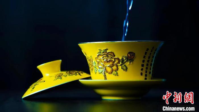 2023年5月，拍攝的臨夏特色茶飲——蓋碗茶。(資料圖)臨夏市融媒體中心供圖