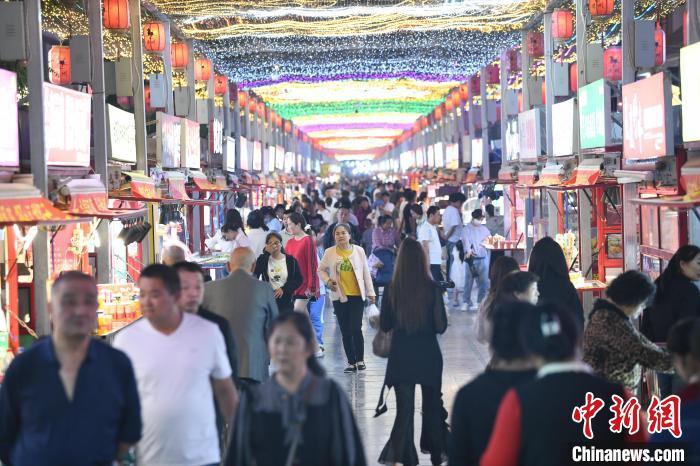 圖為燈光亮起，明清街夜市人氣漸旺?！〈魑牟?攝</p><p>