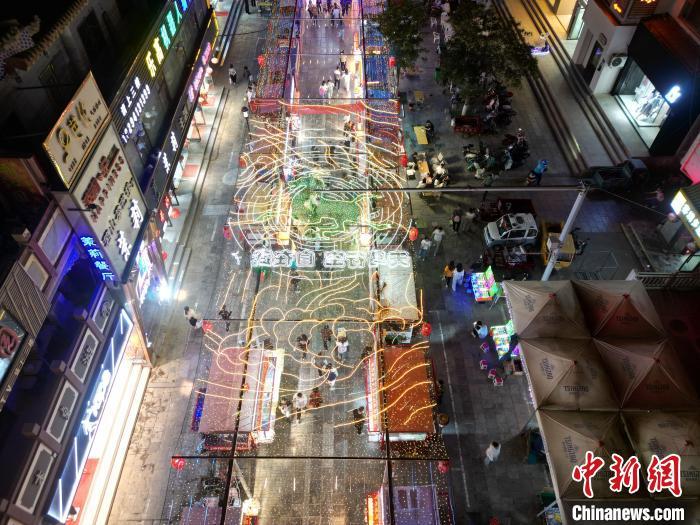 圖為明清街夜市燈光點亮具有武威文化元素的“銅奔馬”彩燈。(無人機照片) 　戴文昌 攝</p><p>