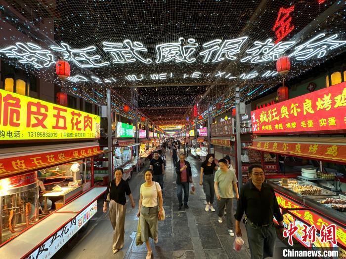 圖為明清街夜市燈光點亮“我在武威很想你”?！〈魑牟?攝</p><p>