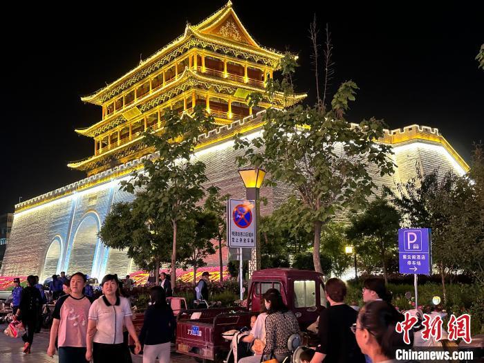 圖為夜幕降臨，涼州古城門燈光亮起。　戴文昌 攝