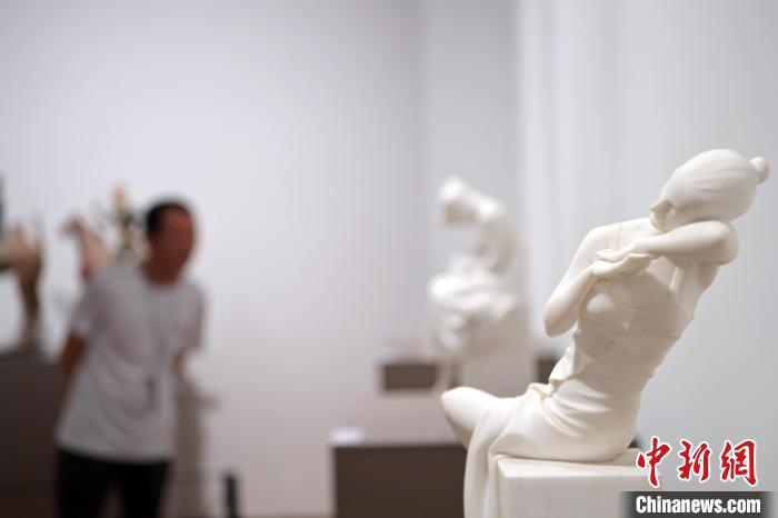 5月21日，在“絲路印跡”雕塑藝術(shù)作品展展出的作品《綺羅香·香》。九美旦增 攝</p>
<p>