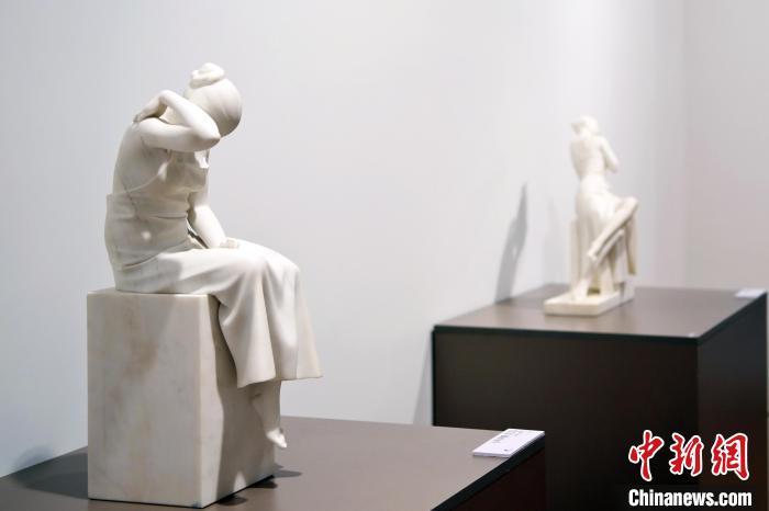 5月21日，在“絲路印跡”雕塑藝術(shù)作品展展出的雕塑作品《聲聲慢·艾艾》。九美旦增 攝</p>
<p>
