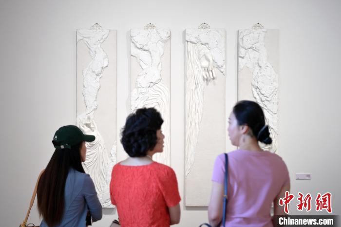 5月21日，觀眾參觀在“絲路印跡”雕塑藝術(shù)作品展展出的作品《無(wú)相》。九美旦增 攝</p>
<p>