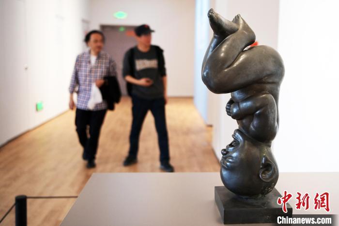 5月21日，觀眾參觀“絲路印跡”雕塑藝術(shù)作品展展出的雕塑作品。九美旦增 攝</p>
<p>
