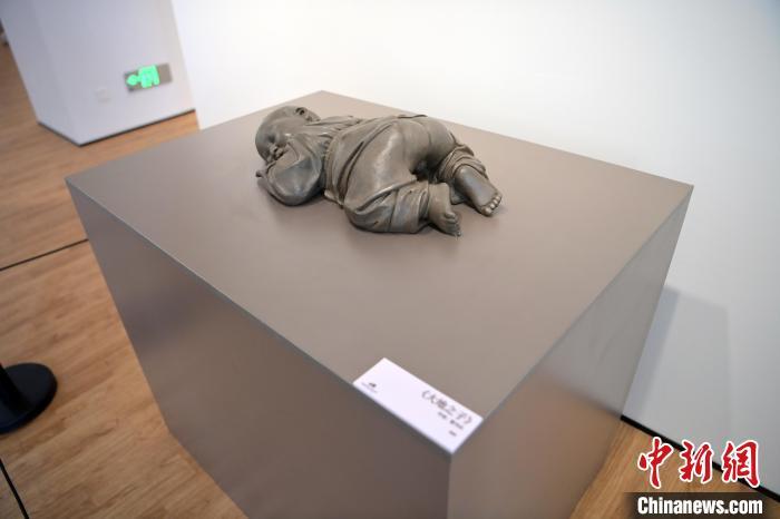 5月21日，在“絲路印跡”雕塑藝術(shù)作品展展出的作品《大地之子》。九美旦增 攝</p>
<p>