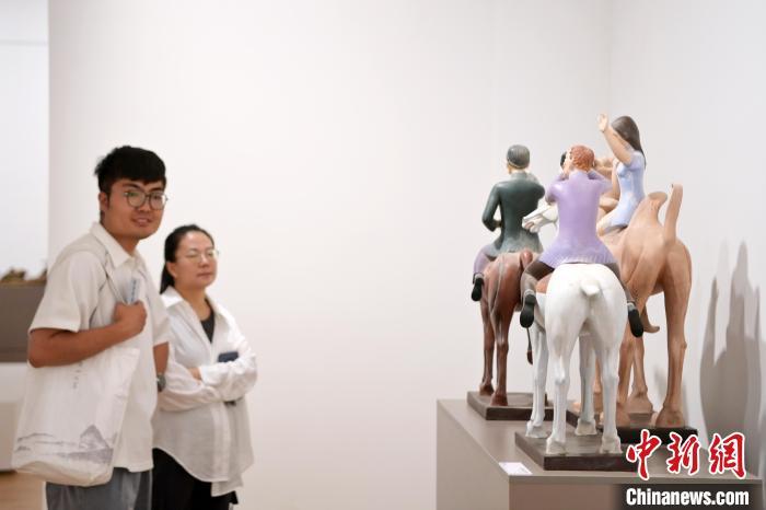 5月21日，觀眾參觀在“絲路印跡”雕塑藝術(shù)作品展展出的雕塑作品《絲路話語(yǔ)》。九美旦增 攝</p>
<p>