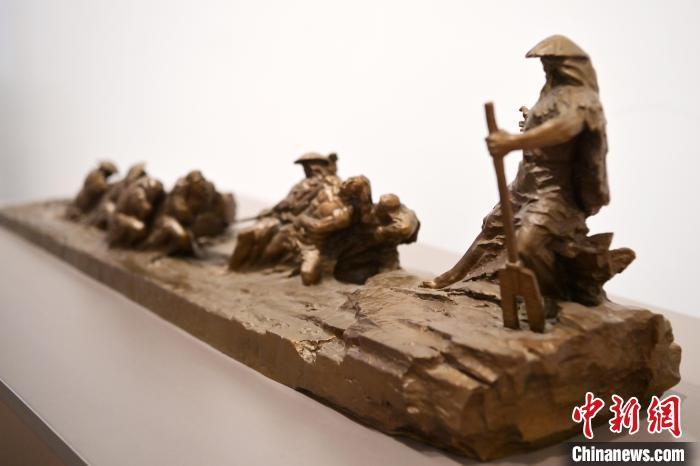 5月21日，在“絲路印跡”雕塑藝術(shù)作品展展出的作品《治水為民·禹德九州》。九美旦增 攝</p>
<p>