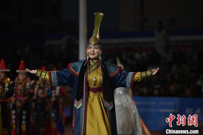 圖為開幕式現(xiàn)場(chǎng)蒙古族服飾秀。李亞龍 攝