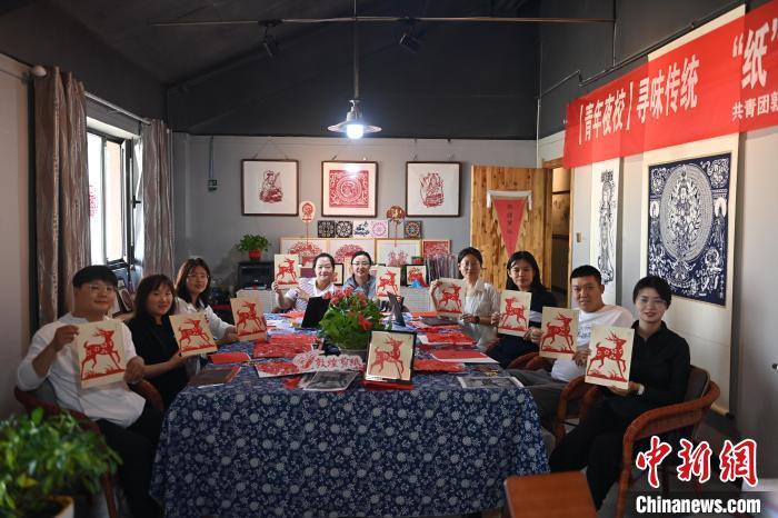 6月6日，在甘肅敦煌青年夜校課程中，青年學(xué)員展示學(xué)習(xí)敦煌非遺剪紙的成果。