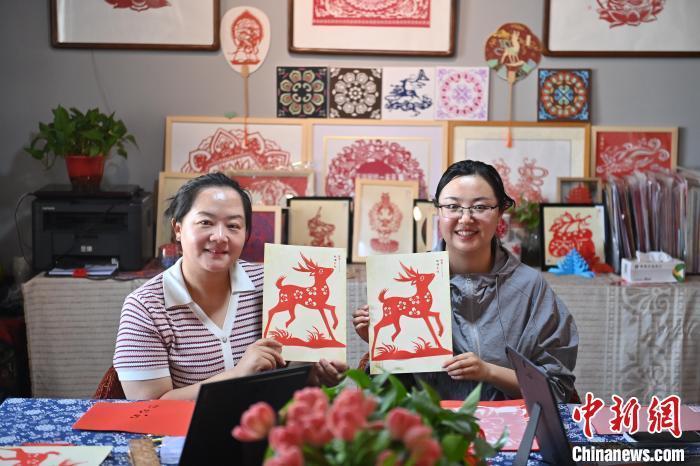 6月6日，在甘肅敦煌青年夜校課程中，青年學(xué)員展示學(xué)習(xí)敦煌非遺剪紙的成果。李亞龍 攝　　