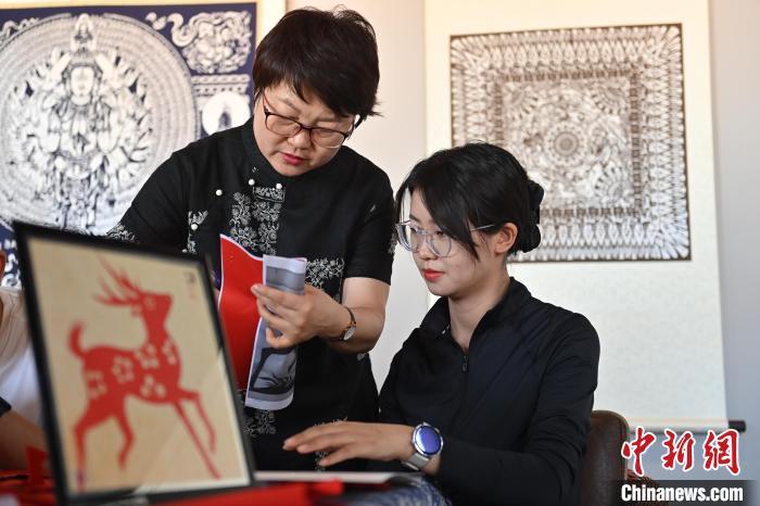 6月6日，在甘肅敦煌青年夜校課程中，青年學(xué)員學(xué)習(xí)敦煌非遺剪紙課程。李亞龍 攝