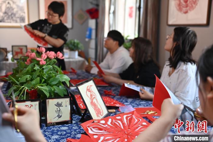 6月6日，在甘肅敦煌青年夜校課程中，青年學(xué)員學(xué)習(xí)敦煌非遺剪紙課程。李亞龍 攝　　