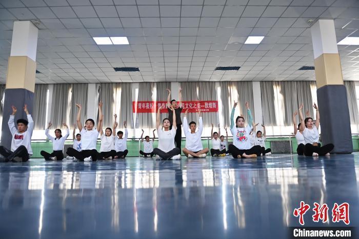 6月6日，在甘肅敦煌青年夜校課程中，青年學(xué)員學(xué)習(xí)敦煌舞課程。李亞龍 攝　　