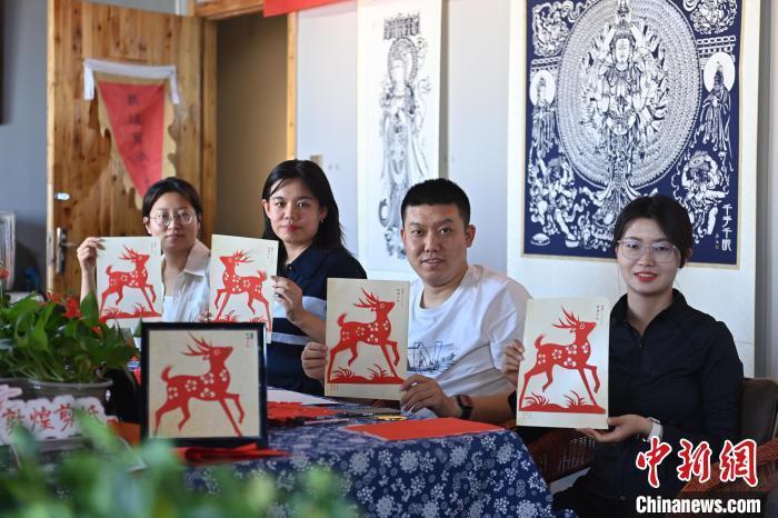 6月6日，在甘肅敦煌青年夜校課程中，青年學(xué)員展示學(xué)習(xí)敦煌非遺剪紙的成果。李亞龍 攝　　