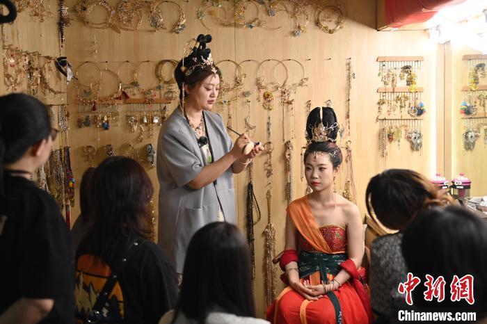 6月6日，在甘肅敦煌青年夜校課程中，青年學(xué)員學(xué)習(xí)敦煌美妝課程。李亞龍 攝