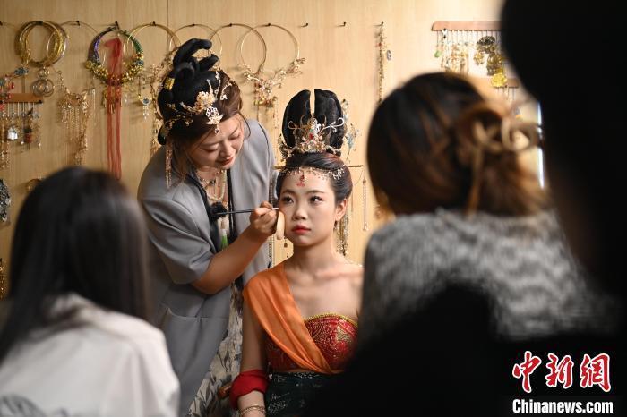 6月6日，在甘肅敦煌青年夜校課程中，青年學(xué)員學(xué)習(xí)敦煌美妝課程。李亞龍 攝　　