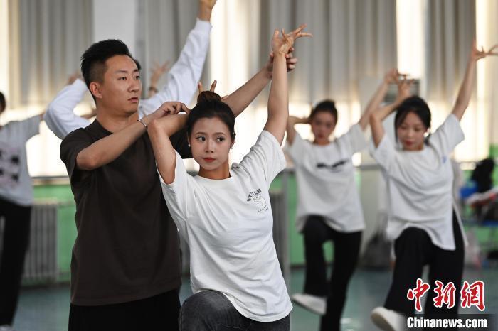 6月6日，在甘肅敦煌青年夜校課程中，青年學(xué)員學(xué)習(xí)敦煌舞課程。李亞龍 攝　　