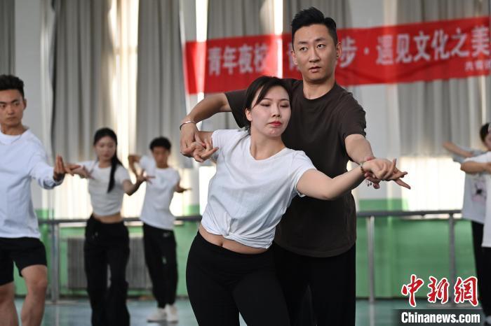 6月6日，在甘肅敦煌青年夜校課程中，學(xué)員學(xué)習(xí)敦煌舞課程。李亞龍 攝　　