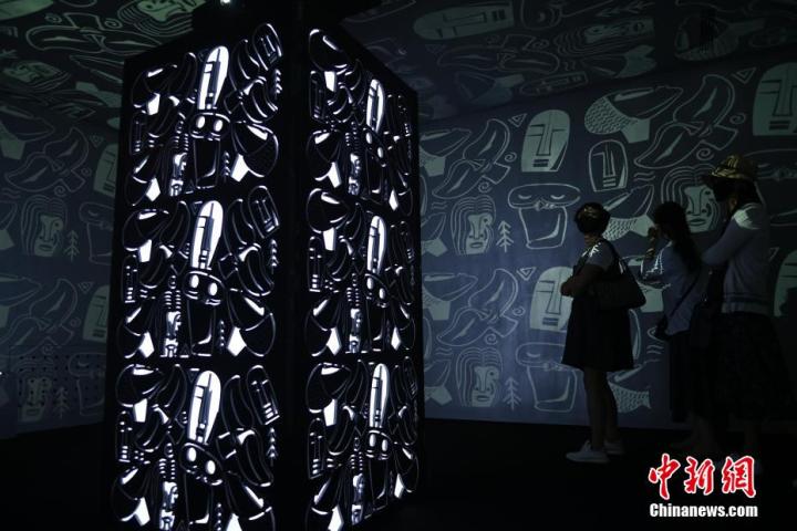 圖為游客參觀藝術展。中新社記者 李亞龍 攝