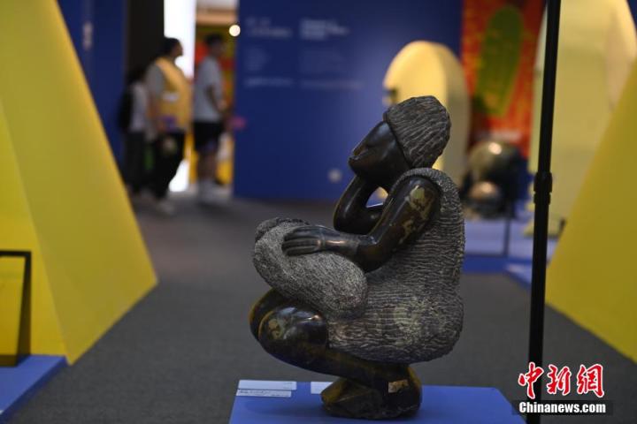 圖為游客參觀藝術展。中新社記者 李亞龍 攝</p>
<p>