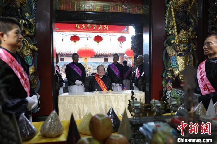 6月21日，“2024(甲辰年)兩岸共祭人文始祖伏羲典禮”在臺灣新北舉行。擔任主祭官的先嗇宮董事長、中國國民黨前秘書長李乾龍(中)出席典禮并擔任主祭官。中新社記者 張曉曦 攝