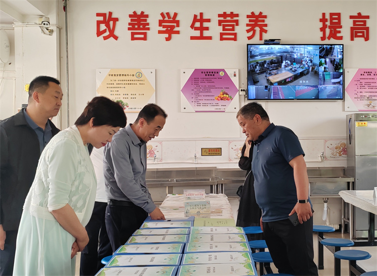 市紀委監(jiān)委扎實推動開展群眾身邊腐敗和作風(fēng)問題集中整治工作，圖為市紀委監(jiān)委派駐市教育局紀檢監(jiān)察組在白銀區(qū)開展“中小學(xué)校園食品安全和膳食經(jīng)費管理”集中整治工作開展情況督查.jpg