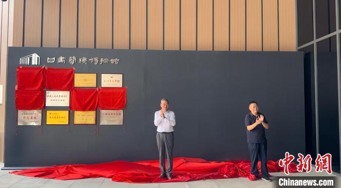 2024年7月15日，中國博物館協(xié)會理事長劉曙光為甘肅簡牘博物館“國家一級博物館”揭牌。高瑩 攝