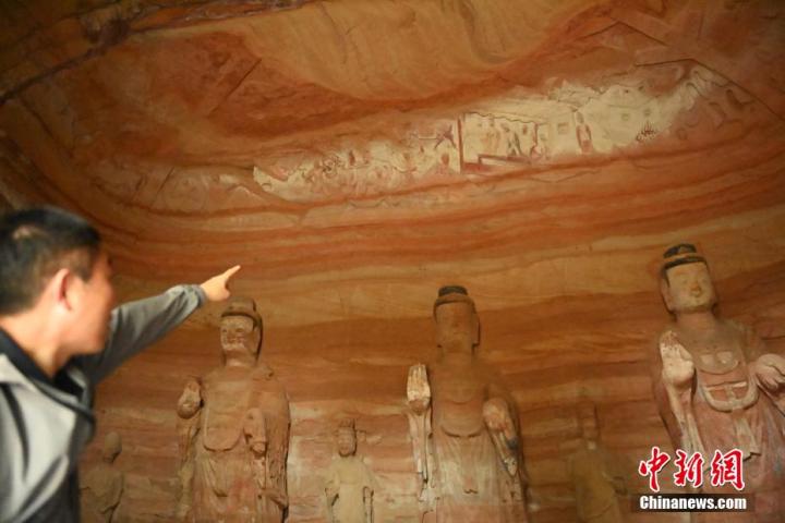 7月15日，甘肅省平?jīng)鍪袥艽h百里石窟長廊中的南石窟寺1號窟內(nèi)，工作人員介紹窟內(nèi)僅存的浮雕——佛傳故事。百里石窟長廊位于涇川縣境內(nèi)，由512個石窟、5眼窟中石井組成，現(xiàn)存王母宮石窟、鳳凰山石窟、南石窟寺、丈八寺石窟、羅漢洞石窟、太山寺石窟等規(guī)模較大的石窟群，還有數(shù)量眾多的小石窟群。南石窟寺開鑿于北魏永平三年，其中1號窟屬于大型七佛窟，七佛高達6米。中新社記者 李亞龍 攝</p>
<p>