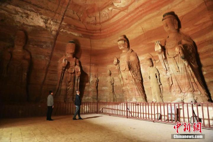 7月15日，游人參觀甘肅省平?jīng)鍪袥艽h百里石窟長廊中的南石窟寺1號窟。百里石窟長廊位于涇川縣境內(nèi)，由512個石窟、5眼窟中石井組成，現(xiàn)存王母宮石窟、鳳凰山石窟、南石窟寺、丈八寺石窟、羅漢洞石窟、太山寺石窟等規(guī)模較大的石窟群，還有數(shù)量眾多的小石窟群。南石窟寺開鑿于北魏永平三年，其中1號窟屬于大型七佛窟，七佛高達6米。中新社記者 李亞龍 攝
