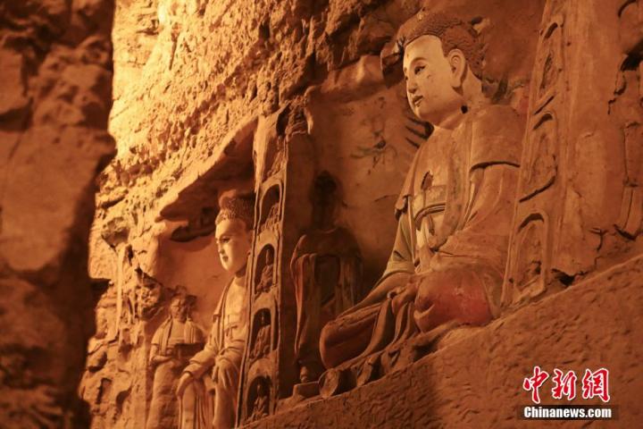 7月15日，甘肅省平?jīng)鍪袥艽h百里石窟長廊中的王母宮石窟造像。百里石窟長廊位于涇川縣境內(nèi)，由512個石窟、5眼窟中石井組成，現(xiàn)存王母宮石窟、鳳凰山石窟、南石窟寺、丈八寺石窟、羅漢洞石窟、太山寺石窟等規(guī)模較大的石窟群，還有數(shù)量眾多的小石窟群。王母宮石窟又名千佛洞，該窟設(shè)計宏大，造像生動，窟內(nèi)擁有造像數(shù)百尊，是較為珍貴的佛教文化歷史遺存。中新社記者 李亞龍 攝</p>
<p>