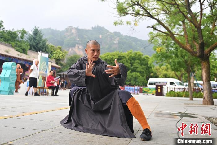 7月14日，甘肅省平?jīng)鍪嗅轻忌骄皡^(qū)內(nèi)，嵩山少林弟子展示武藝。7月13日至14日，“2024年北京體育大學(xué)第十五屆國(guó)際武術(shù)比賽交流大會(huì)暨首屆崆峒山國(guó)際武術(shù)大會(huì)”舉行，大會(huì)也在崆峒山景區(qū)進(jìn)行問道崆峒、武術(shù)高級(jí)研修班、崆峒拜師等系列活動(dòng)。中新社記者 李亞龍 攝</p>
<p>