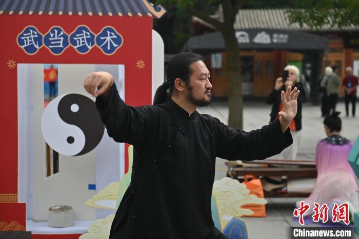 7月14日，甘肅省平?jīng)鍪嗅轻忌骄皡^(qū)內(nèi)，武當(dāng)玄武派傳承人展示武當(dāng)武術(shù)。7月13日至14日，“2024年北京體育大學(xué)第十五屆國(guó)際武術(shù)比賽交流大會(huì)暨首屆崆峒山國(guó)際武術(shù)大會(huì)”舉行，大會(huì)也在崆峒山景區(qū)進(jìn)行問道崆峒、武術(shù)高級(jí)研修班、崆峒拜師等系列活動(dòng)。中新社記者 李亞龍 攝</p>
<p>
