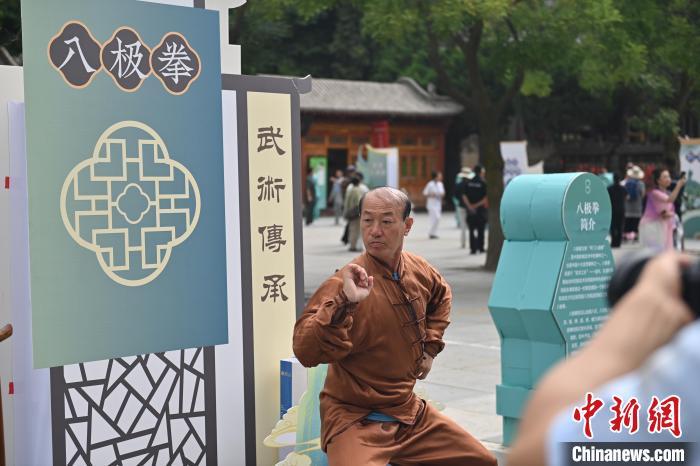 7月14日，甘肅省平?jīng)鍪嗅轻忌骄皡^(qū)內(nèi)，八極拳傳承人展示八極拳。7月13日至14日，“2024年北京體育大學(xué)第十五屆國(guó)際武術(shù)比賽交流大會(huì)暨首屆崆峒山國(guó)際武術(shù)大會(huì)”舉行，大會(huì)也在崆峒山景區(qū)進(jìn)行問道崆峒、武術(shù)高級(jí)研修班、崆峒拜師等系列活動(dòng)。中新社記者 李亞龍 攝</p>
<p>