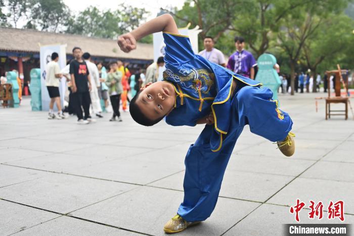 7月14日，甘肅省平?jīng)鍪嗅轻忌骄皡^(qū)內(nèi)，小朋友展示查拳。7月13日至14日，“2024年北京體育大學(xué)第十五屆國(guó)際武術(shù)比賽交流大會(huì)暨首屆崆峒山國(guó)際武術(shù)大會(huì)”舉行，大會(huì)也在崆峒山景區(qū)進(jìn)行問道崆峒、武術(shù)高級(jí)研修班、崆峒拜師等系列活動(dòng)。中新社記者 李亞龍 攝</p>
<p>