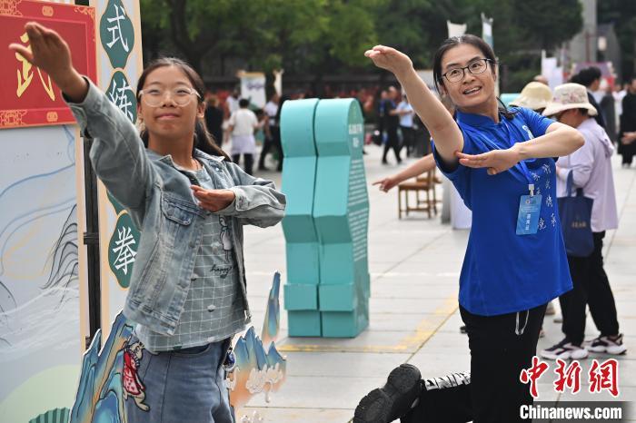 7月14日，甘肅省平?jīng)鍪嗅轻忌骄皡^(qū)內(nèi)，霍氏練手拳傳承人、霍元甲玄孫女霍靜虹(右)教授武術(shù)愛好者霍氏練手拳。7月13日至14日，“2024年北京體育大學(xué)第十五屆國(guó)際武術(shù)比賽交流大會(huì)暨首屆崆峒山國(guó)際武術(shù)大會(huì)”舉行，大會(huì)也在崆峒山景區(qū)進(jìn)行問道崆峒、武術(shù)高級(jí)研修班、崆峒拜師等系列活動(dòng)。中新社記者 李亞龍 攝</p>
<p>