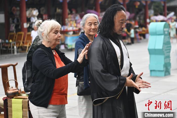 7月14日，甘肅省平?jīng)鍪嗅轻忌骄皡^(qū)內(nèi)，外籍武術(shù)愛好者感受青城武術(shù)。7月13日至14日，“2024年北京體育大學(xué)第十五屆國(guó)際武術(shù)比賽交流大會(huì)暨首屆崆峒山國(guó)際武術(shù)大會(huì)”舉行，大會(huì)也在崆峒山景區(qū)進(jìn)行問道崆峒、武術(shù)高級(jí)研修班、崆峒拜師等系列活動(dòng)。中新社記者 李亞龍 攝</p>
<p>