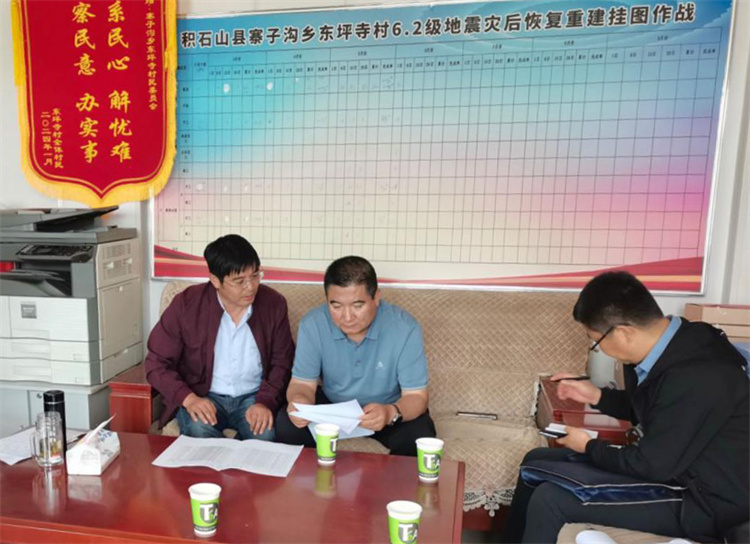 州縣紀(jì)委監(jiān)委機關(guān)聯(lián)合督查組對下沉干部 、駐村干部 、包村組長、村干部 “四級”干部履職到崗情況，以及工作日志和民情臺賬、訴求臺賬進行日常監(jiān)督檢查，壓實工作責(zé)任。.jpg