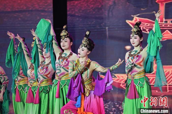 7月19日晚，第五屆黃河之濱文藝展演在蘭州體育文化廣場(chǎng)開幕。圖為開幕式演出敦煌舞蹈。張曦予 攝