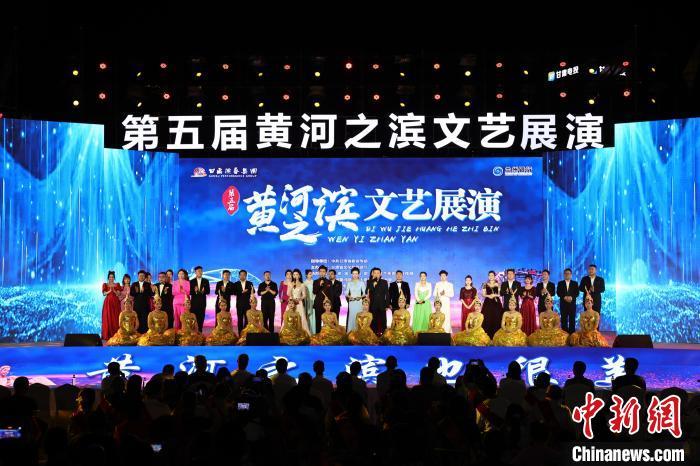 7月19日晚，第五屆黃河之濱文藝展演在蘭州體育文化廣場(chǎng)開幕。張曦予 攝