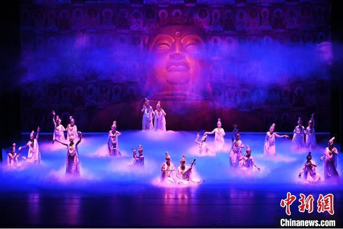7月18日晚，中國經(jīng)典舞劇《絲路花雨》在甘肅蘭州黃河劇院進行演出。中國經(jīng)典舞劇《絲路花雨》迎來45周年，7月17日-8月4日在蘭州開啟為期多天的駐場演出。該舞劇取材于敦煌莫高窟壁畫，集中國霓裳羽衣舞、敦煌舞、印度舞、黑巾舞、波斯馬鈴舞等于一身，自1979年演出至今，該劇先后在40多個國家和地區(qū)演出近4000場，觀眾550多萬人次。中新社記者 李亞龍 攝</p>
<p>