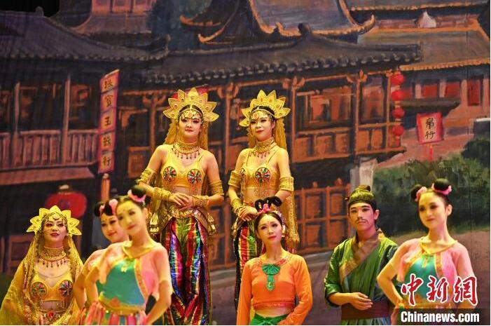 7月18日晚，中國經(jīng)典舞劇《絲路花雨》在甘肅蘭州黃河劇院進行演出。中國經(jīng)典舞劇《絲路花雨》迎來45周年，7月17日-8月4日在蘭州開啟為期多天的駐場演出。該舞劇取材于敦煌莫高窟壁畫，集中國霓裳羽衣舞、敦煌舞、印度舞、黑巾舞、波斯馬鈴舞等于一身，自1979年演出至今，該劇先后在40多個國家和地區(qū)演出近4000場，觀眾550多萬人次。中新社記者 李亞龍 攝</p>
<p>